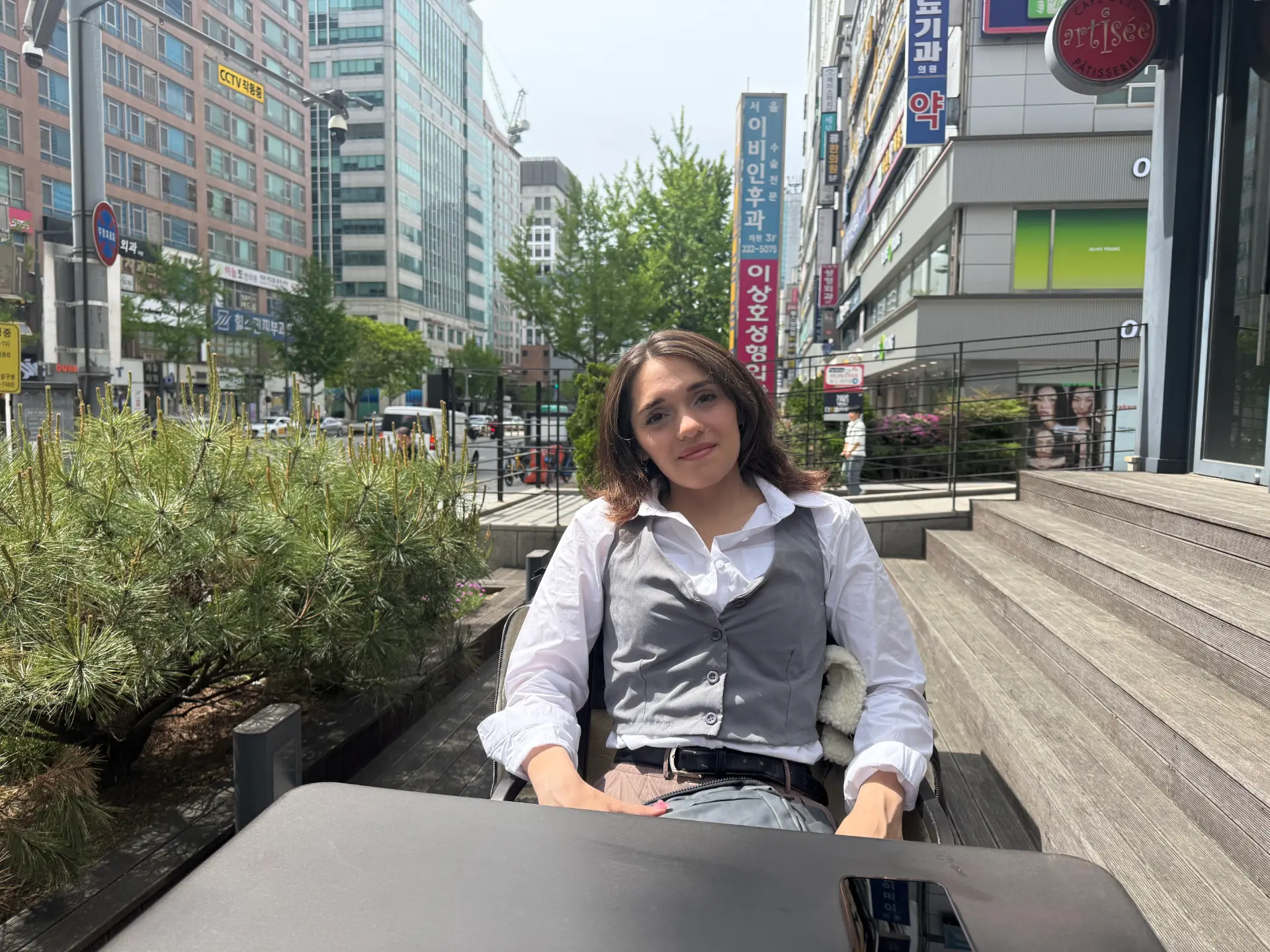 Natalie Bassano en una calle de Seúl, creadora de Asia Inteligente